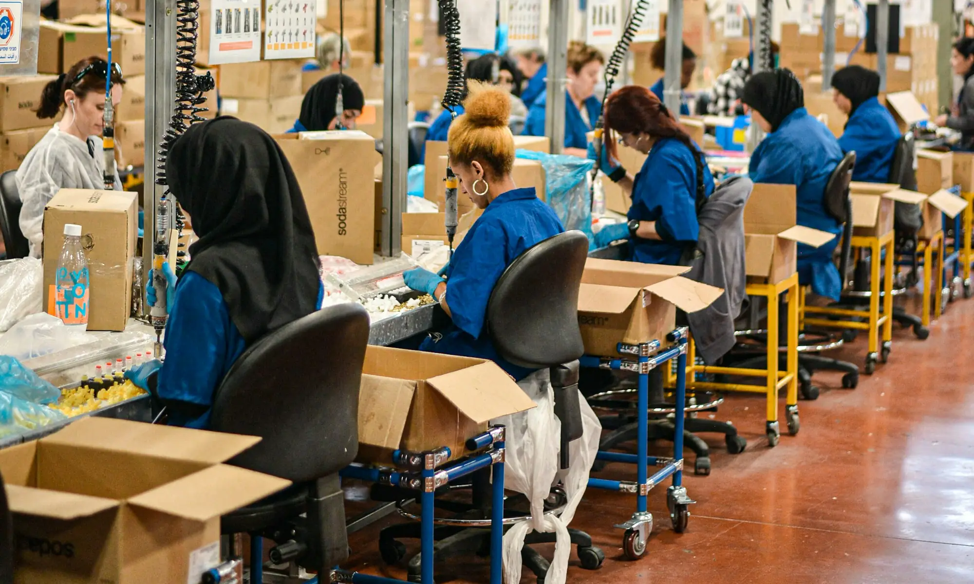 Addetti al lavoro su una linea di assemblaggio