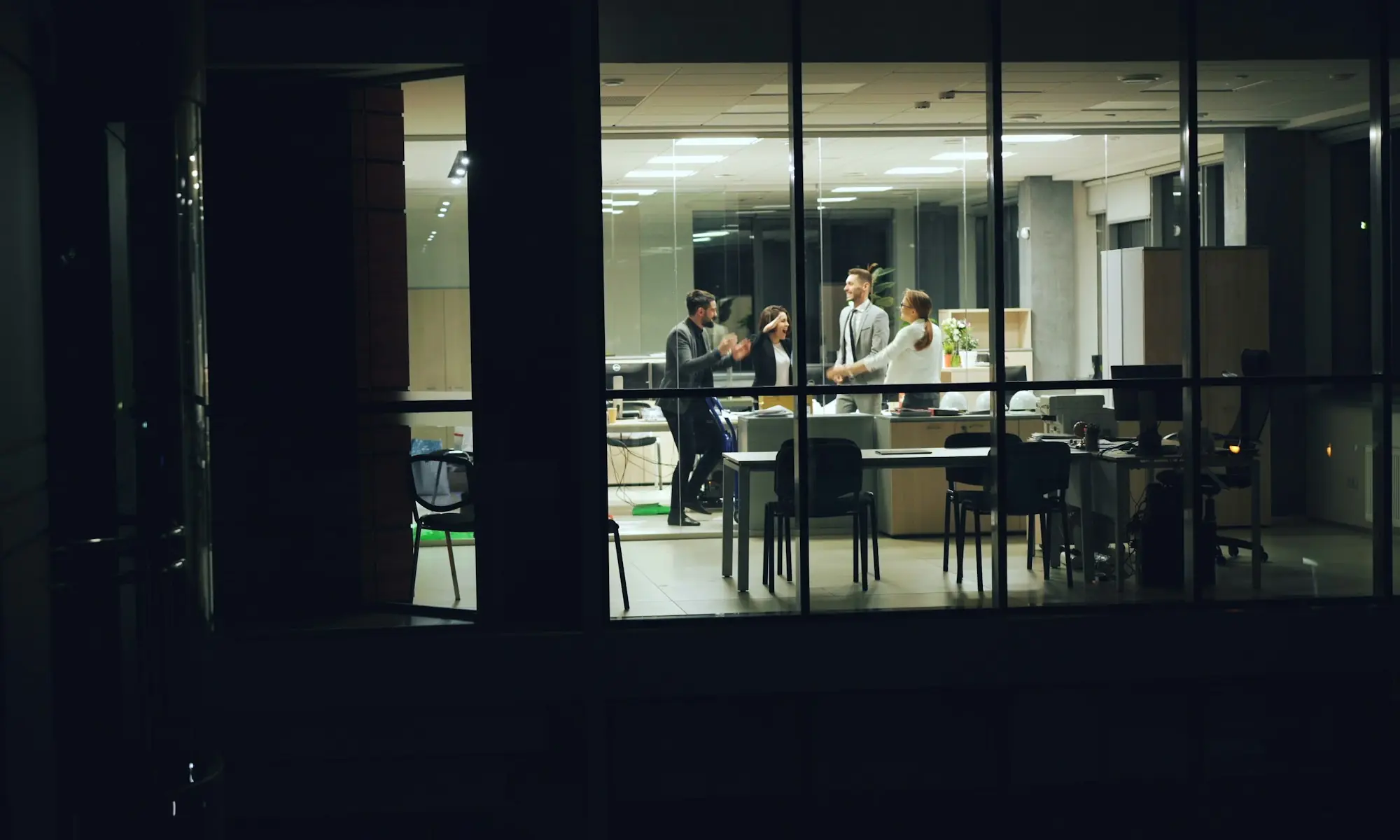 Ufficio moderno con persone al lavoro di sera