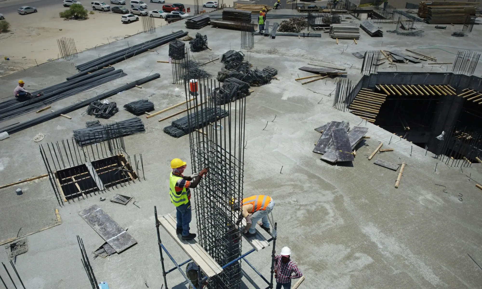 Cantiere visto dall'alto con operai al lavoro
