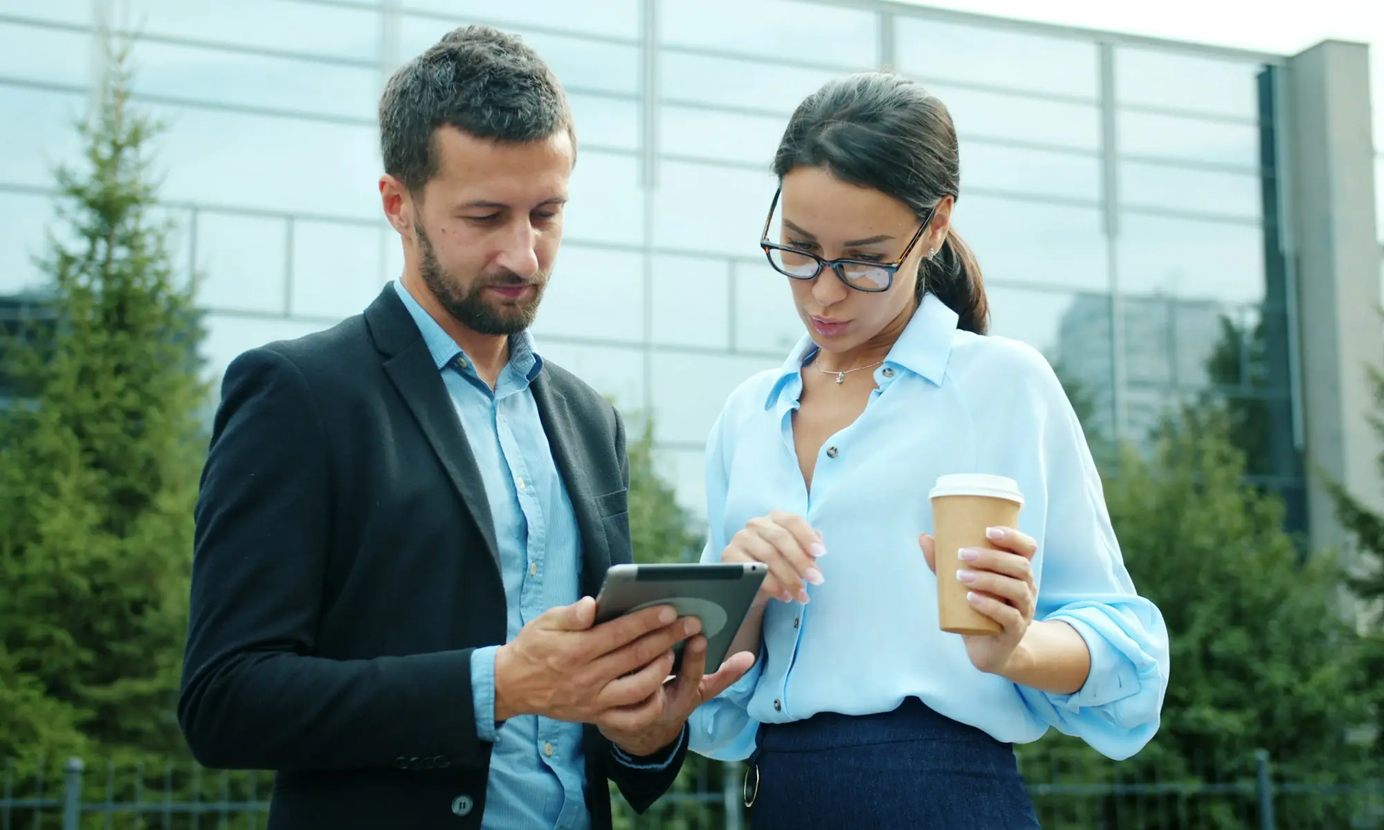 Due manager che consultano un tablet